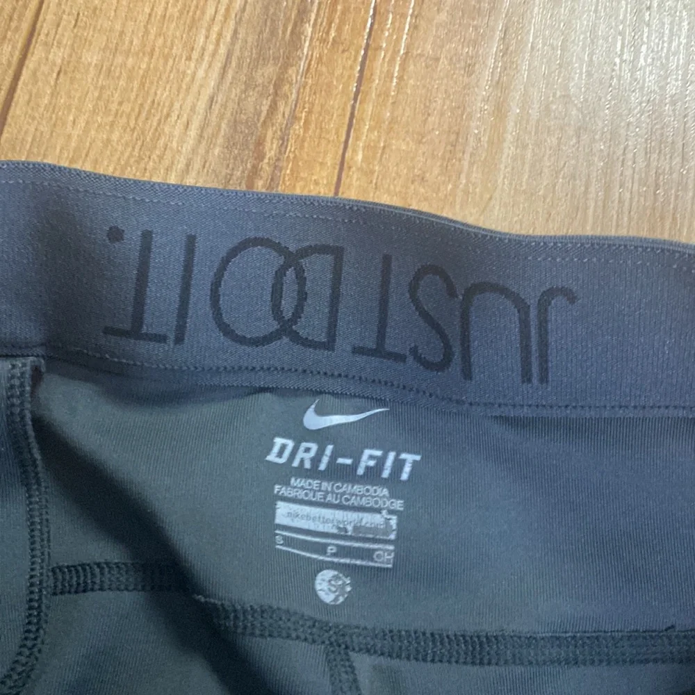 Nike dri fit dark gray legging capris size small